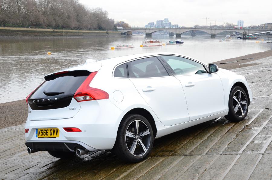  Volvo V40 D2 R-Design 2016 года  (UK) (фото 2 из 10)